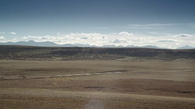 Video Reference: Plain, Natural environment, Steppe, Ecoregion, Mountainous landforms, Sky, Plateau, Landscape, Grassland, Road