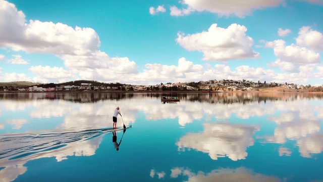 Video Reference: Reflection, Sky, Body of water, Nature, Water, Water resources, Natural landscape, Blue, Cloud, Daytime