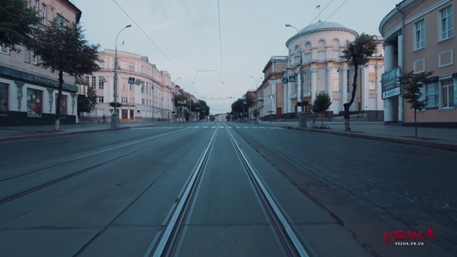 Video Reference: Road, Lane, Urban area, Street, Thoroughfare, Landmark, Town, City, Transport, Human settlement