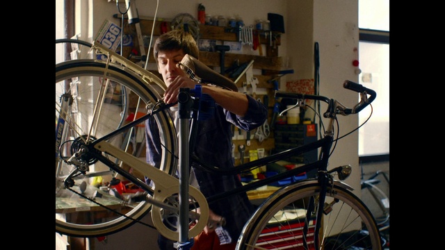 Video Reference: Bicycle wheel, Bicycle frame, Bicycle part, Bicycle, Bicycle tire, Spoke, Bicycle fork, Road bicycle, Vehicle, Bicycle accessory