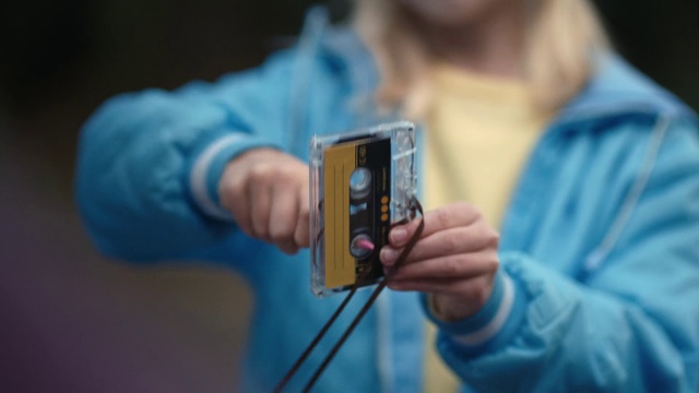 Video Reference: Electronics, Technology, Gadget, Electronic device, Hand, Photography, Finger, Mobile phone, Smartphone, Electric blue