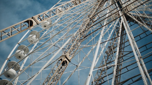 Video Reference: Ferris wheel, Tourist attraction, Sky, Architecture, Line, Wheel, Recreation, Steel, Amusement ride, Amusement park