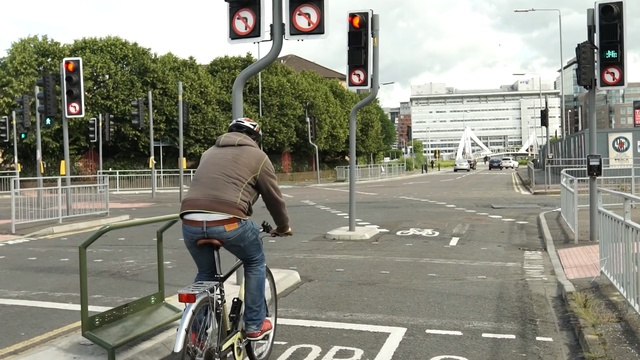 Video Reference: road bicycle, lane, traffic light, signaling device, bicycle, transport, road, cycling, pedestrian, mode of transport
