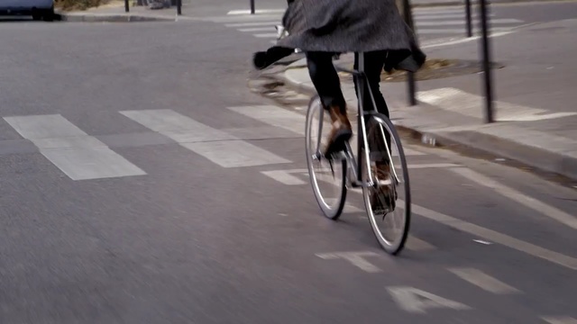 Video Reference: road bicycle, bicycle, land vehicle, lane, bicycle saddle, racing bicycle, cycling, mode of transport, bicycle wheel, road, Person