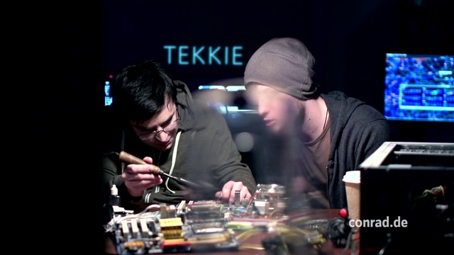 Video Reference: Disc jockey, Entertainment, Electronics, Music, Deejay, Nightclub, Audio engineer, Music artist, Music venue, Games