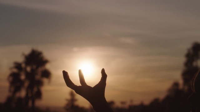 Video Reference: Cloud, Sky, Hand, Atmosphere, Natural landscape, Gesture, People in nature, Afterglow, Dusk, Flash photography