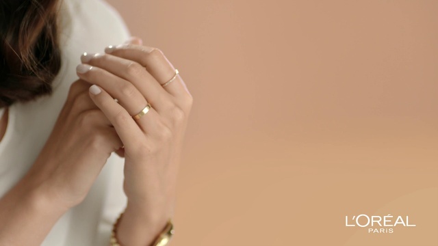 Video Reference: Skin, Hand, Nail, Beauty, Finger, Neck, Fashion accessory, Gesture, Jewellery, Photography