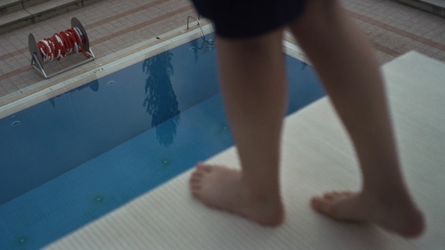 Video Reference: blue, leg, red, foot, footwear, floor, human leg, hand, snapshot, joint