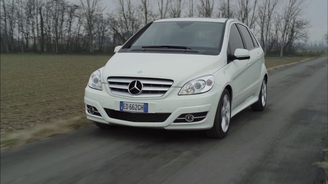 Video Reference: Land vehicle, Vehicle, Car, Motor vehicle, Compact car, Mercedes-benz b-class, Mercedes-benz, Hatchback, Alloy wheel, Rim