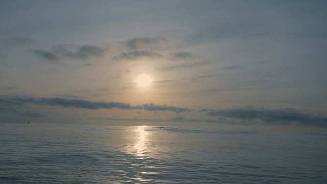Video Reference: Sky, Horizon, Sea, Cloud, Ocean, Atmospheric phenomenon, Water, Daytime, Calm, Sunrise