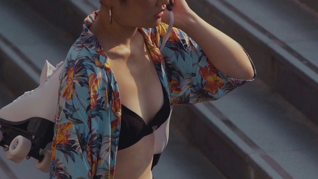 Video Reference: Shoulder, Arm, Fashion, Human body, Leg, Hand, Outerwear, Neck, Chest, Photography