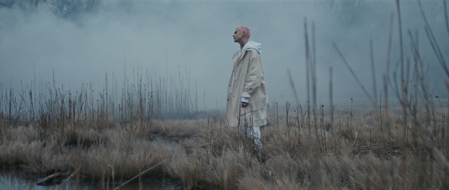 Video Reference: Atmospheric phenomenon, Grass, Grass, Outerwear, Grassland, Headgear, Prairie, Plant, Photography, Wetland