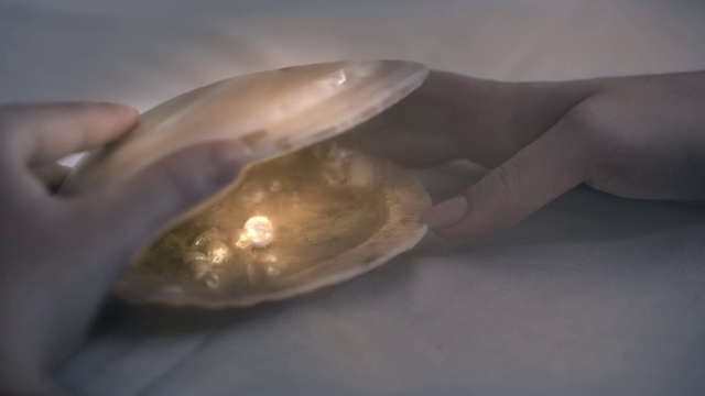 Video Reference: Hand, Organism, Finger, Shell, Fashion accessory, Pearl, Jewellery, Mineral