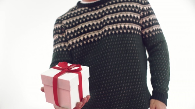 Video Reference: shoulder, product, fashion, product, pattern, design, joint, woolen, neck, magenta