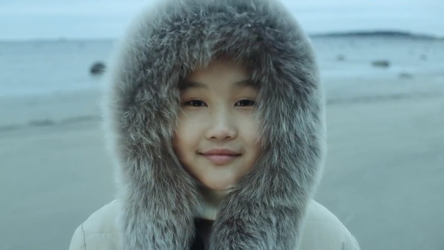 Video Reference: Fur, Hair, Fur clothing, Face, Skin, Beauty, Nose, Lip, Textile, Headgear