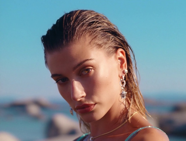 Video Reference: Hair, Face, Hairstyle, Beauty, Eyebrow, Chin, Summer, Lip, Surfer hair, Forehead