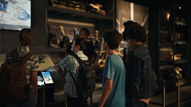 Video Reference: tourist attraction, exhibition