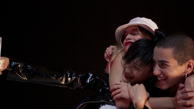 Video Reference: Performance, Human body, Hand, Event, Photography, Flash photography, Scene, Performing arts, Night, Performance art