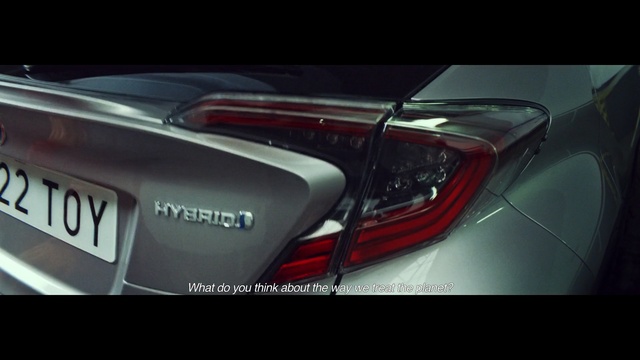 Video Reference: Land vehicle, Vehicle, Car, Mid-size car, Automotive lighting, Automotive design, Trunk, Luxury vehicle, Automotive exterior