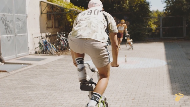 Video Reference: Roller skating, Footwear, Roller skates, Inline skates, Roller sport, Skating, Sports equipment, Joint, Inline skating, Knee