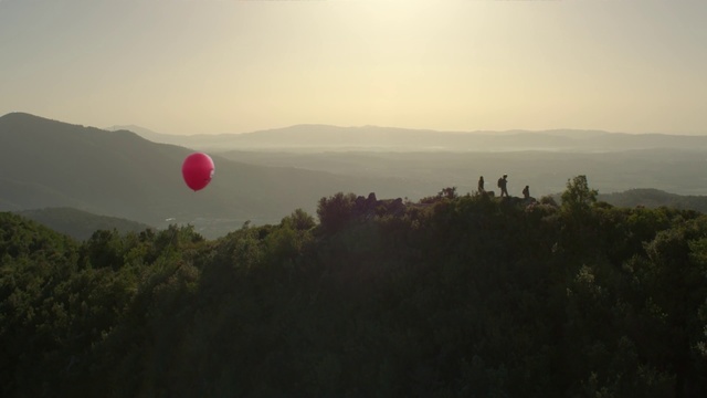 Video Reference: Sky, Atmospheric phenomenon, Morning, Natural environment, Haze, Sunrise, Balloon, Tree, Hill station, Atmosphere