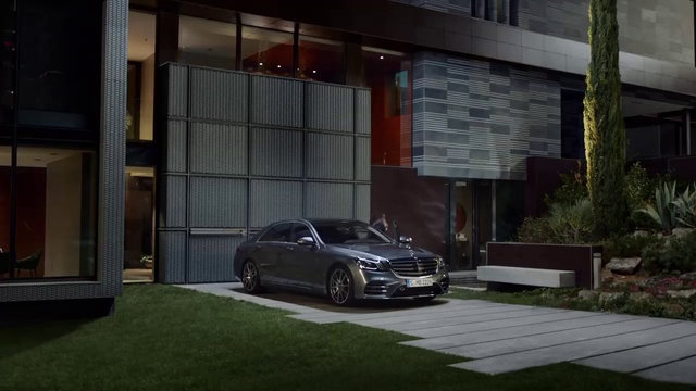 Video Reference: Land vehicle, Vehicle, Car, Luxury vehicle, Automotive design, Alloy wheel, Wheel, Mid-size car, Rim, Full-size car