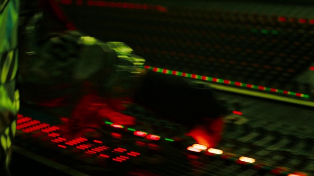 Video Reference: Green, Red, Light, Lighting, Electronics, Technology, Automotive lighting, Photography, Electronic device, Audio equipment