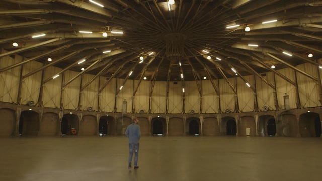 Video Reference: structure, ceiling, tourist attraction, symmetry, daylighting