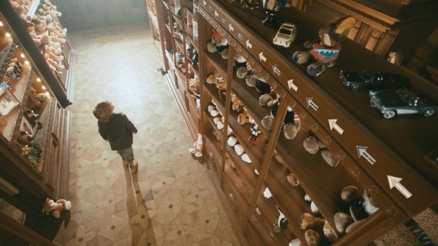 Video Reference: tourist attraction, aisle