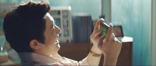 Video Reference: Skin, Nose, Technology, Mouth, Hand, Electronic device, Photography, Gadget, Ear, Eyelash