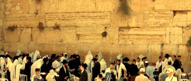 Video Reference: temple, crowd, tourism, worship