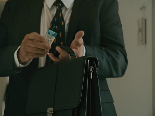 Video Reference: Suit, Tie, Finger, Formal wear, Outerwear, Hand, Blazer, Jacket, Gentleman, Fashion accessory