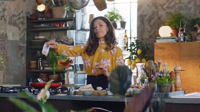 Video Reference: Floristry, Flower Arranging, Floral design, Houseplant, Art, Flower, Plant, Retail, Brunch, Building