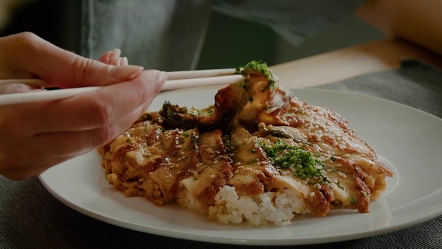 Video Reference: Dish, Food, Cuisine, Ingredient, Meat, Produce, Fried food, Chicken fried steak, Recipe, Pork steak