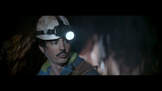 Video Reference: Caving, Fun, Darkness, Recreation, Miner, Fictional character, Digital compositing, Screenshot, Flash photography, Cave, Person