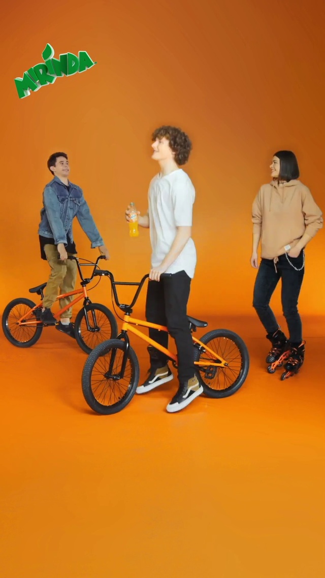 Video Reference: Land vehicle, Bicycle, Vehicle, Cycling, Yellow, Recreation, Bicycle wheel, Sports equipment, Bicycle accessory, Bicycle part