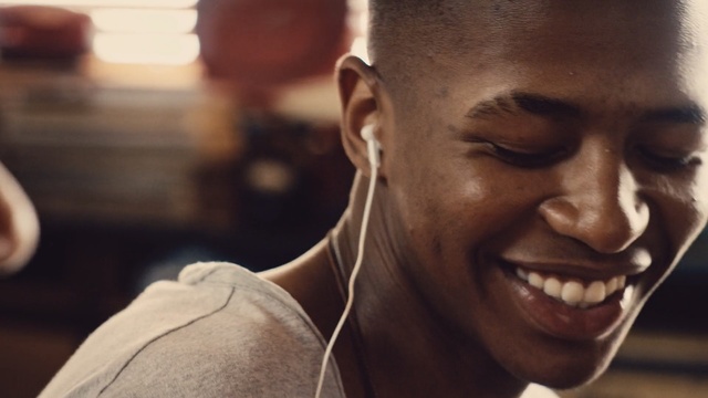 Video Reference: chin, smile, forehead, human, muscle, facial hair, ear, laughter, audio