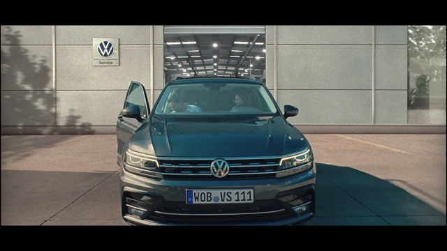 Video Reference: Land vehicle, Vehicle, Car, Volkswagen, Volkswagen tiguan, Sport utility vehicle, Volkswagen touareg, Volkswagen passat, Bumper, Crossover suv