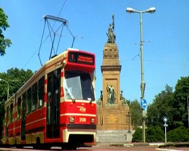 Video Reference: Land vehicle, Vehicle, Transport, Tram, Mode of transport, Landmark, Public transport, Bus, Double-decker bus, Cable car