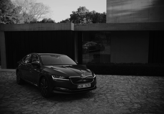 Video Reference: Land vehicle, Vehicle, Car, Black, Automotive design, Luxury vehicle, Personal luxury car, Mid-size car, Mode of transport