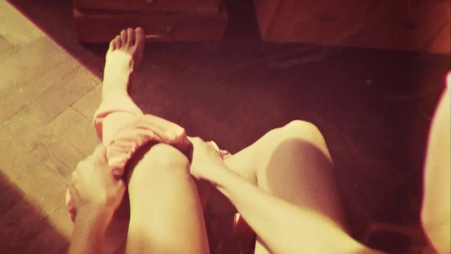 Video Reference: Leg, Human leg, Hand, Light, Arm, Joint, Finger, Human body, Thigh, Nail, Person, Sitting, Young, Woman, Man, Boy, Laying, Holding, White, Table, Standing, Phone, Cat, Red, Nude, Bed, Legs, Limb