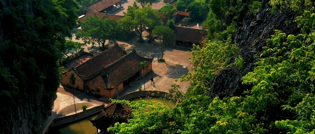 Video Reference: Nature, Vegetation, Property, Natural landscape, Geological phenomenon, Roof, Biome, Landscape, Tree, Hill station