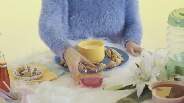 Video Reference: yellow, drinkware, play, product