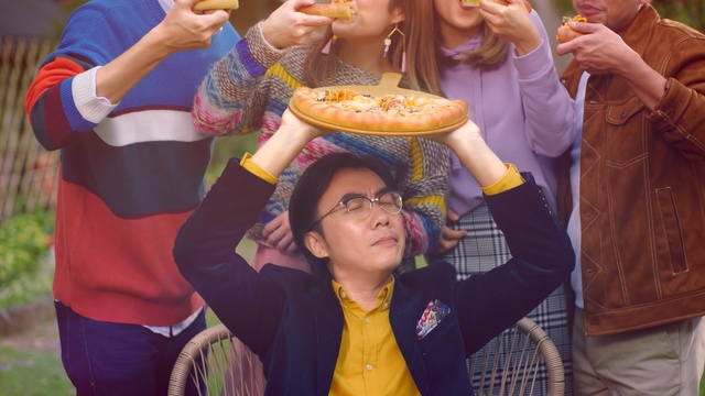 Video Reference: Fun, Food, Eating, Dish, Fast food, Cuisine, Junk food, Finger food, Smile, American food, Person