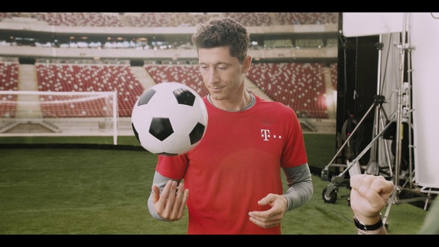 Video Reference: Soccer ball, Football, Ball, Soccer player, Football player, Player, Freestyle football, Sports equipment, Pallone, Team sport