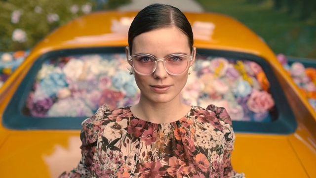 Video Reference: Hair, Face, Eyewear, Glasses, People, Yellow, Head, Hairstyle, Lady, Fashion, Person