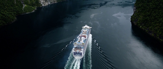 Video Reference: Water, Waterway, Boat, Vehicle, Aerial photography, Water resources, River, Watercraft, Water transportation, Bridge