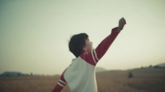 Video Reference: Photograph, Standing, Atmospheric phenomenon, Sky, Morning, Snapshot, Fun, Arm, Cloud, Shoulder