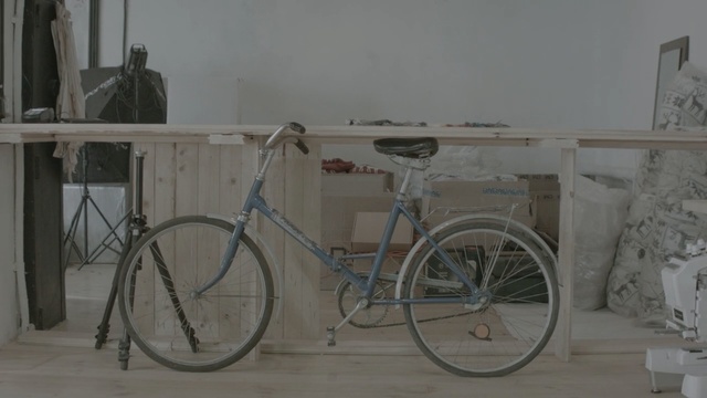 Video Reference: Bicycle, Bicycle wheel, Bicycle part, Bicycle frame, Bicycle tire, Bicycle accessory, Bicycle handlebar, Bicycle drivetrain part, Bicycle saddle, Bicycle fork, Person