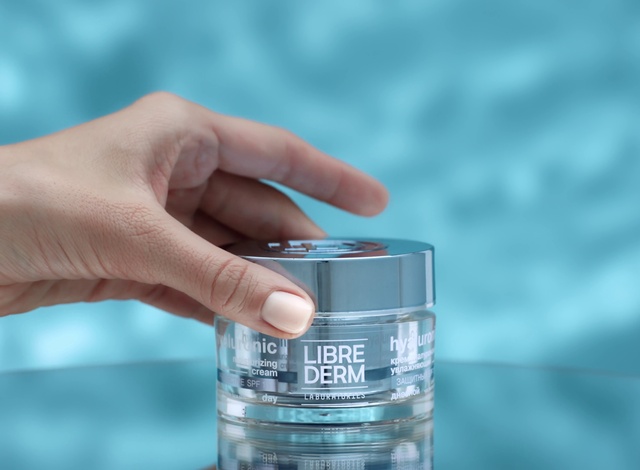 Video Reference: Water, Product, Liquid, Hand, Glass, Drinking water, Solution, Fluid, Transparent material, Finger